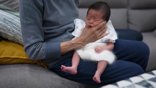 Una Abuela Taiwanesa Años Está Haciendo Eructar Bebé Días Con — Vídeos de Stock