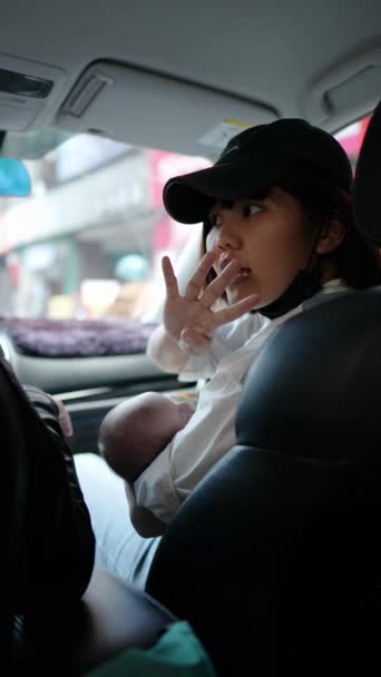 Вертикальное Видео Летней Тайваньской Женщины Шляпе Повседневной Одежде Разговаривающей Пассажирском — стоковое видео