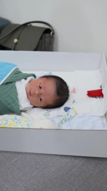 Vídeo Vertical Bebê Taiwanês Dias Dormindo Sofá Embrulhado Envoltório Azul — Vídeo de Stock