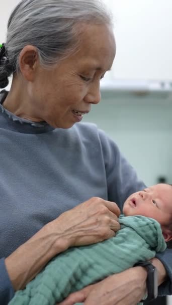 Pionowe Wideo Tajwańskiej Babci Wieku Lat Trzymającej Ośmiodniowe Dziecko Owinięte — Wideo stockowe