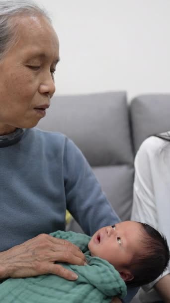 Бабушка Тайваня Возрасте Лет Мать Возрасте Лет Заботятся Восьмидневном Ребенке — стоковое видео