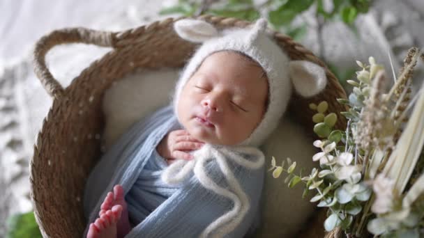 Vídeo Cámara Lenta Bebé Taiwanés Días Envuelto Abrigo Azul Tomando — Vídeos de Stock