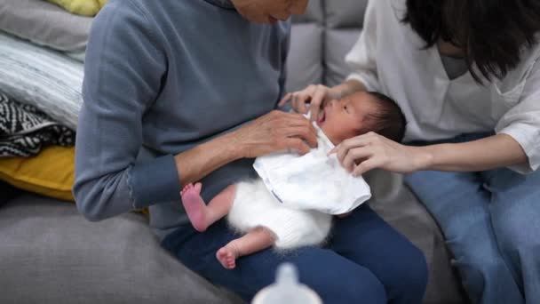 Spowolniony Film Tajwańską Babcią Tce Matką Stce Dającą Mleko Dniowemu — Wideo stockowe