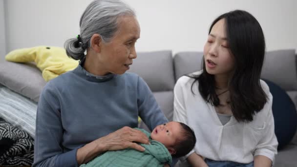 Відео Повільного Руху Тайванської Бабусі Матері Роках Сидить Дивані Тримаючи — стокове відео