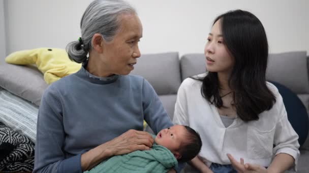 Spowolniony Film Tajwańską Babcią Tce Matką Stce Siedzącą Kanapie Trzymającą — Wideo stockowe