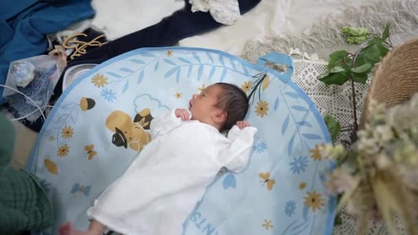 Vídeo Câmera Lenta Bebê Taiwanês Dias Dormindo Sofá Embrulhado Envoltório — Vídeo de Stock