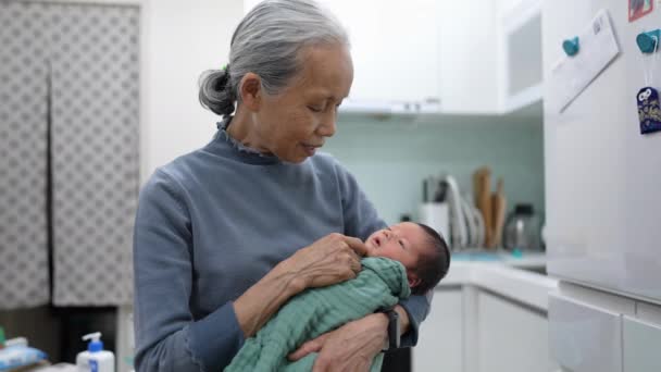 Медленное Видео Бабушка Тайваня Возрасте Лет Держит Восьмидневного Ребенка Завернутого — стоковое видео