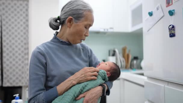 Spowolniony Film Tajwańską Babcią Wieku Lat Trzymającą Dniowe Dziecko Owinięte — Wideo stockowe