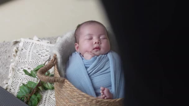 Seorang Fotografer Jepang Berusia Mengambil Foto Bayi Taiwan Yang Baru — Stok Video