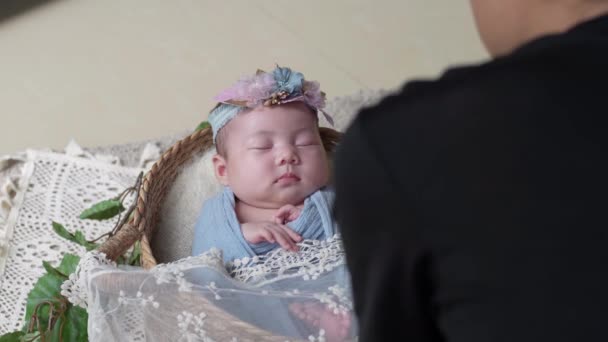 Японський Фотограф Роках Зробивши Фотографію Новонародженої Денної Тайванської Дитини Загорнутої — стокове відео