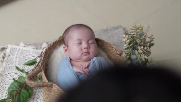 Японський Фотограф Роках Зробивши Фотографію Новонародженої Денної Тайванської Дитини Загорнутої — стокове відео