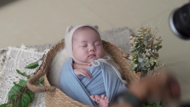 Japonský Fotograf Třicítce Pořídil Novorozeneckou Fotku Denního Tchajwanského Dítěte Zabaleného — Stock video