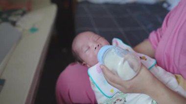 Doğumun 18. gününde Tayvanlı bebek kahkahalar, yeni doğmuş gülümseme.