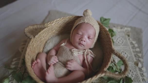 生まれた18日目の台湾の赤ちゃんは笑い 新生児の笑顔 — ストック動画