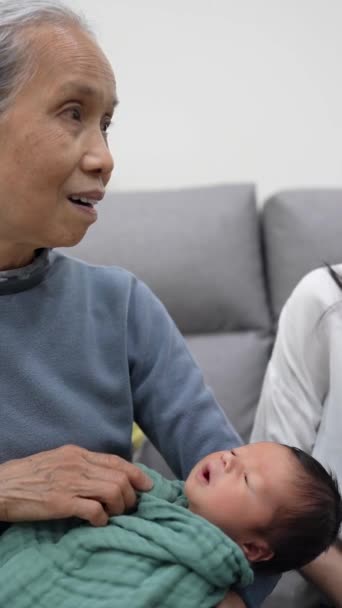 Vídeo Vertical Câmera Lenta Uma Avó Taiwanesa Casa Dos Anos — Vídeo de Stock