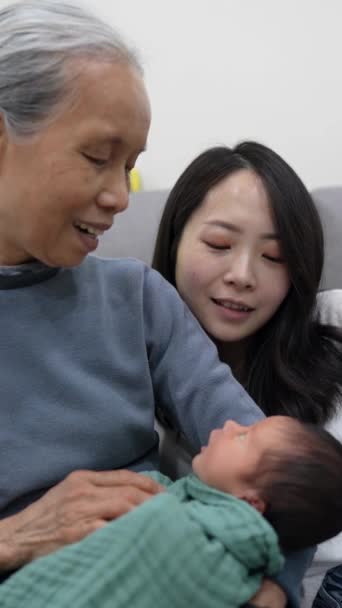 Spowolniony Pionowy Film Tajwańską Babcią Tce Matką Stce Trzymającą Ośmiodniowe — Wideo stockowe