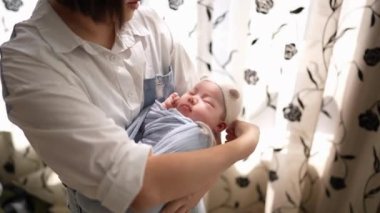 20 'li yaşlarda Tayvanlı bir anne, bir aylık bebeğine kapalı bir perdenin önünde işkence ediyor..