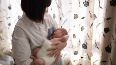 20 'li yaşlarda Tayvanlı bir anne, bir aylık bebeğine kapalı bir perdenin önünde işkence ediyor..