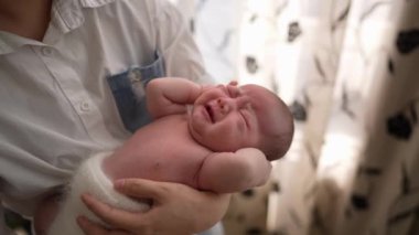 20 'li yaşlarda Tayvanlı bir anne, bir aylık bebeğine kapalı bir perdenin önünde işkence ediyor..