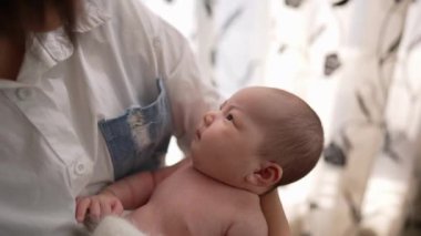 20 'li yaşlarda Tayvanlı bir anne, bir aylık bebeğine kapalı bir perdenin önünde işkence ediyor..