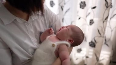 20 'li yaşlarda Tayvanlı bir anne, bir aylık bebeğine kapalı bir perdenin önünde işkence ediyor..