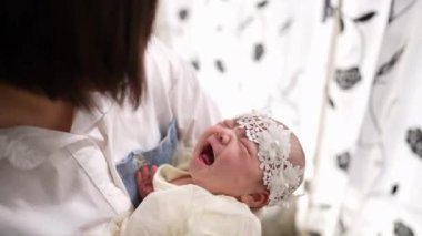 20 'li yaşlarda Tayvanlı bir anne, bir aylık bebeğine kapalı bir perdenin önünde işkence ediyor..