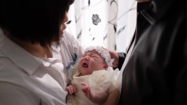 一位20多岁的台湾籍母亲和一位1个月大的女婴站在窗帘前 — 图库视频影像
