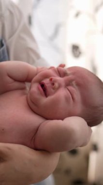 20 'li yaşlarda Tayvanlı bir anne, bir aylık bebeğine kapalı bir perdenin önünde işkence ediyor..