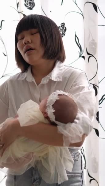 Тайванська Мати Років Катує Дівчинку Якій Місяць Перед Завісою Приміщенні — стокове відео