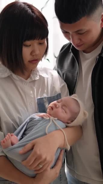 Вертикальне Відео Тайванської Матері Батька Роки Стоїть Перед Завісою Дівчинкою — стокове відео