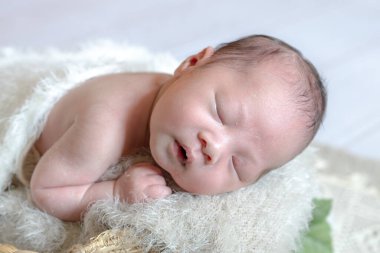 Taichung 'da yaşayan 18 günlük Tayvanlı bir bebeğin yeni doğan fotoğrafı. Sepette yüz üstü uyuyor.