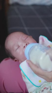 Doğumun 18. gününde Tayvanlı bir bebeğin yeni doğan fotoğrafının dikey videosu