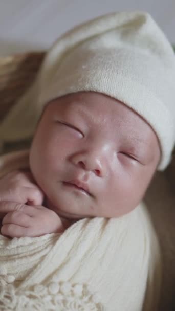 Dag Geboorte Verticale Video Van Een Pasgeboren Glimlach Die Een — Stockvideo
