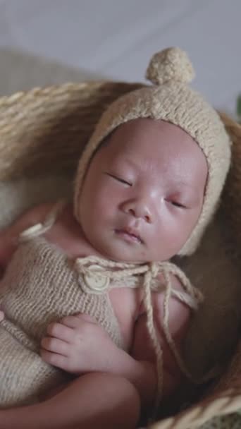 Verticale Video Van Pasgeboren Foto Van Een Taiwanese Baby 18E — Stockvideo