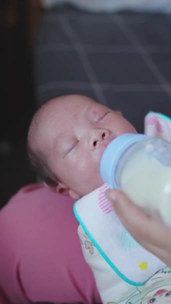 一个刚出生18天的台湾婴儿笑了的一个新生儿的垂直慢动作视频 — 图库视频影像