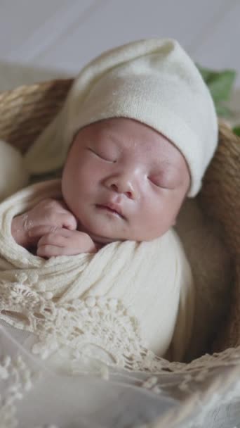 一个刚出生18天的台湾婴儿笑了的一个新生儿的垂直慢动作视频 — 图库视频影像