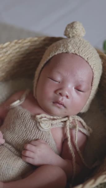 Verticale Slow Motion Video Van Een Pasgeboren Glimlach Die Een — Stockvideo