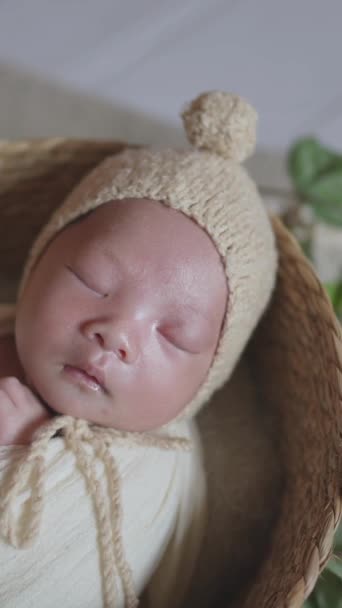 出産後18日に台湾の赤ちゃんが笑う新生児の垂直なスローモーションビデオ — ストック動画