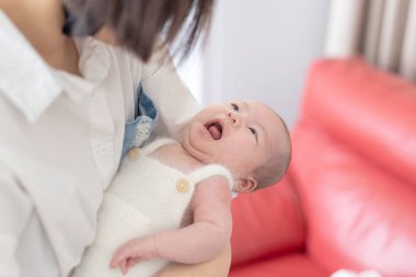 Yilan, Tayvan 'da yaşayan 20' li yaşlarda bir anne bir aylık Tayvanlı bir bebeğe bakıyor.