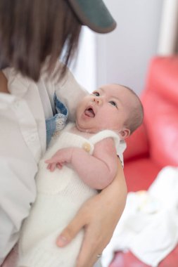 Yilan, Tayvan 'da yaşayan 20' li yaşlarda bir anne bir aylık Tayvanlı bir bebeğe bakıyor.