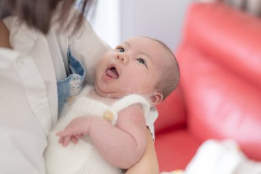 Yilan, Tayvan 'da yaşayan 20' li yaşlarda bir anne bir aylık Tayvanlı bir bebeğe bakıyor.