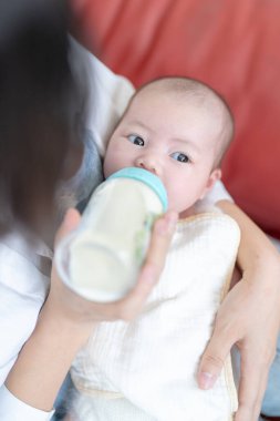 Yilan, Tayvan 'da yaşayan 20' li yaşlarda bir anne bir aylık Tayvanlı bir bebeğe bakıyor.