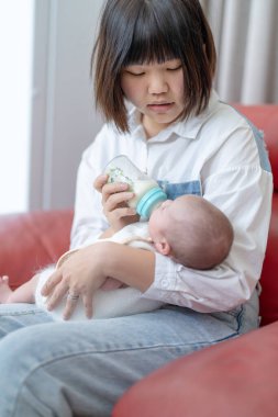 Yilan, Tayvan 'da yaşayan 20' li yaşlarda bir anne bir aylık Tayvanlı bir bebeğe bakıyor.