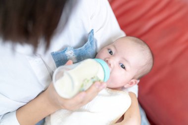 Yilan, Tayvan 'da yaşayan 20' li yaşlarda bir anne bir aylık Tayvanlı bir bebeğe bakıyor.