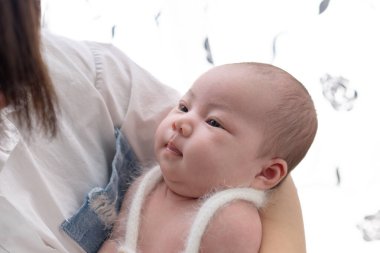 Yilan, Tayvan 'da yaşayan 20' li yaşlarda bir anne bir aylık Tayvanlı bir bebeğe bakıyor.