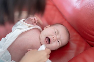 Yilan, Tayvan 'da yaşayan 20' li yaşlarda bir anne bir aylık Tayvanlı bir bebeğe bakıyor.