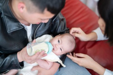 Yilan, Tayvan 'da yaşayan 20' li yaşlarında bir anne ve baba bir aylık Tayvanlı bebeğe bakıyor.