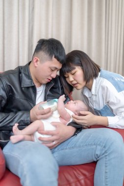 Yilan, Tayvan 'da yaşayan 20' li yaşlarında bir anne ve baba bir aylık Tayvanlı bebeğe bakıyor.