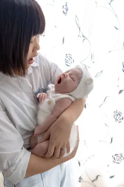 A mother in her 20s living in Yilan, Taiwan, is taking care of a one-month-old Taiwanese baby