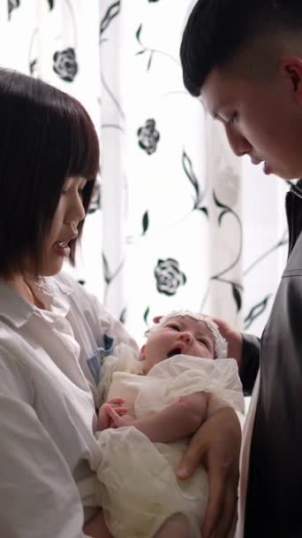 Vidéo Ralenti Verticale Une Mère Père Taïwanais Dans Vingtaine Debout — Video